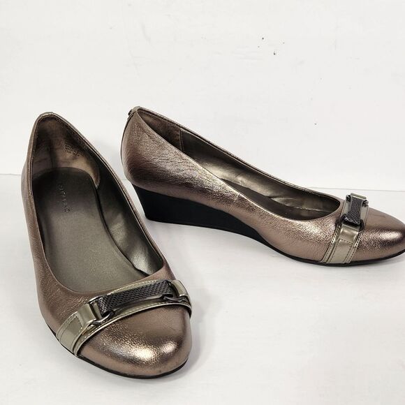Bandolino Metallic Bronze Jacey Round Toe Buckle Trim Leather Wedge Heel SZ 9.5 - Picture 1 of 11